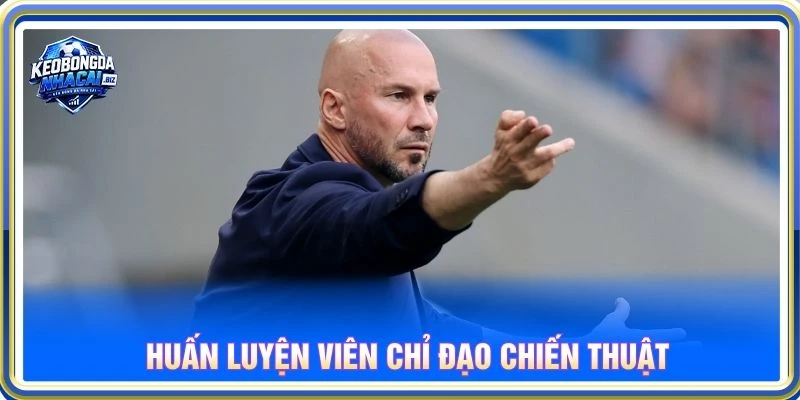 Huấn luyện viên chỉ đạo chiến thuật