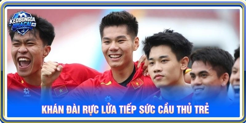 Khán đài rực lửa tiếp sức cầu thủ trẻ