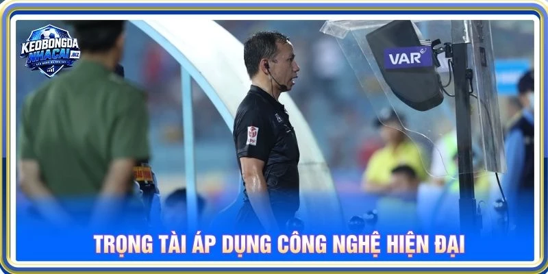 Trọng tài áp dụng công nghệ hiện đại